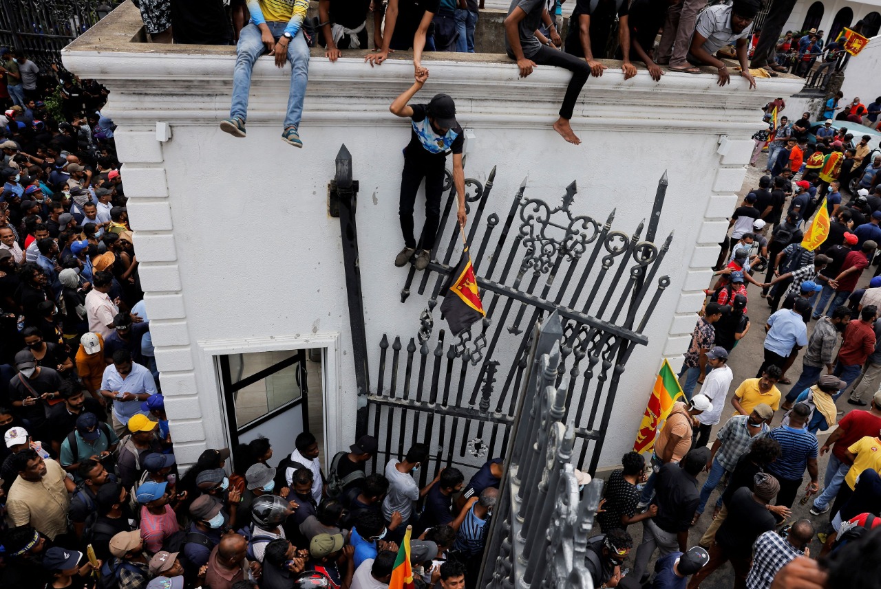 Greves e levantes despontam em todo o mundo
