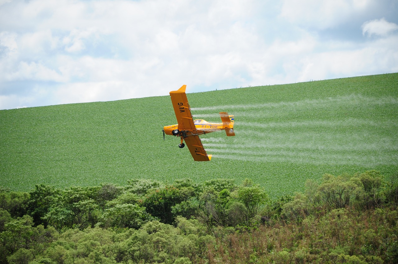 Veneno à mesa: Comprometido com o agro, governo liberou mais 100 agrotóxicos em 2023