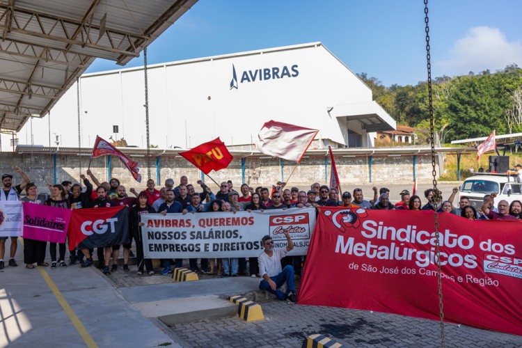 Em ato que marcou um ano de greve, trabalhadores da Avibras decidem dar continuidade à paralisação