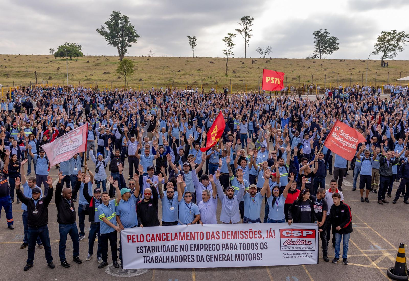 Em assembleia na fábrica, metalúrgicos da General Motors confirmam greve por tempo indeterminado