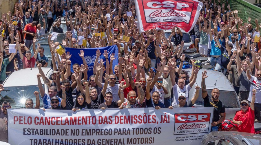 Metalúrgicos da General Motors de São José dos Campos aprovam greve contra demissões