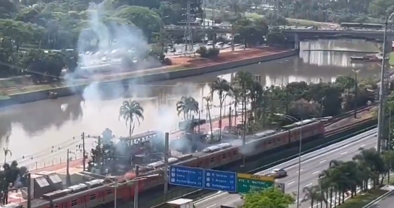 Linha privatizada elogiada por Tarcísio por não ter greve paralisa por falha elétrica