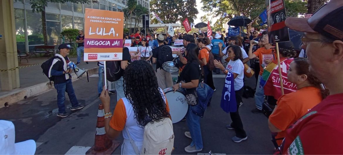 Servidores da Educação mostram como se lida com governo intransigente e greve continua forte!