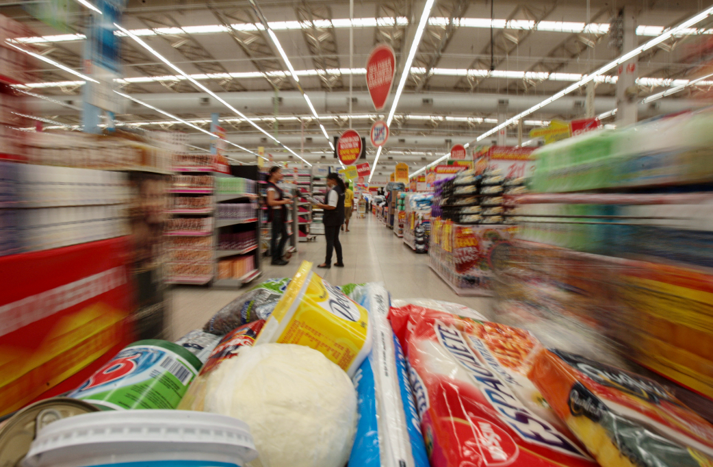 A comida está cara, e os salários estão baixos