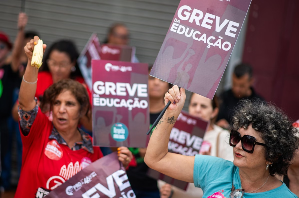 DF: Em forte greve, professores enfrentam truculência do governador e da Justiça
