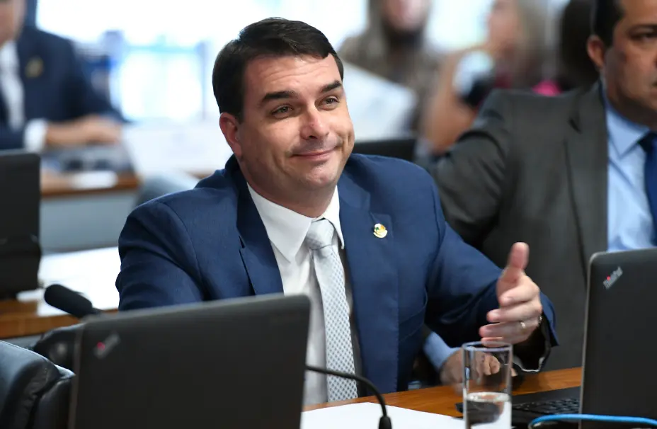 Flávio Bolsonaro pego na mentira: “Ei Vorcaro, me dá um dinheiro aí”