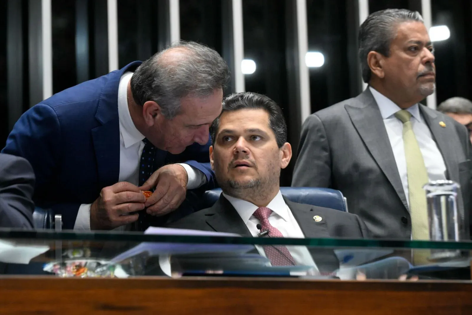 Bancada do agro no Senado passa a boiada no dinheiro público de áreas sociais