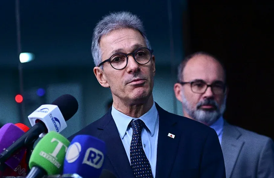 Zema quer as mulheres estudando menos? O machismo da direita e a defesa do trabalho doméstico gratuito