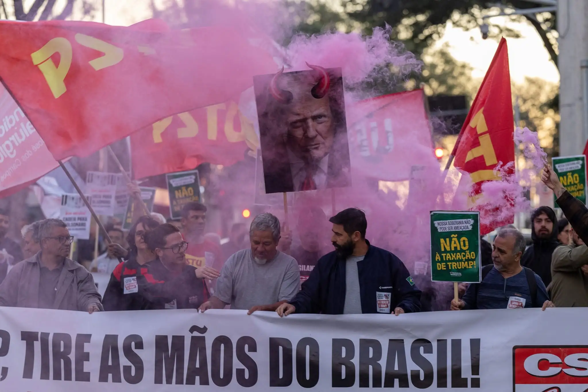 Reafirmação de tarifaço mostra que Trump quer o Brasil de joelhos