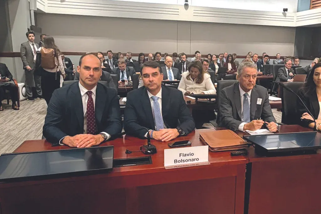 Num ato de entreguismo, Flávio Bolsonaro vai a Washington pedir interferência de Trump nas eleições