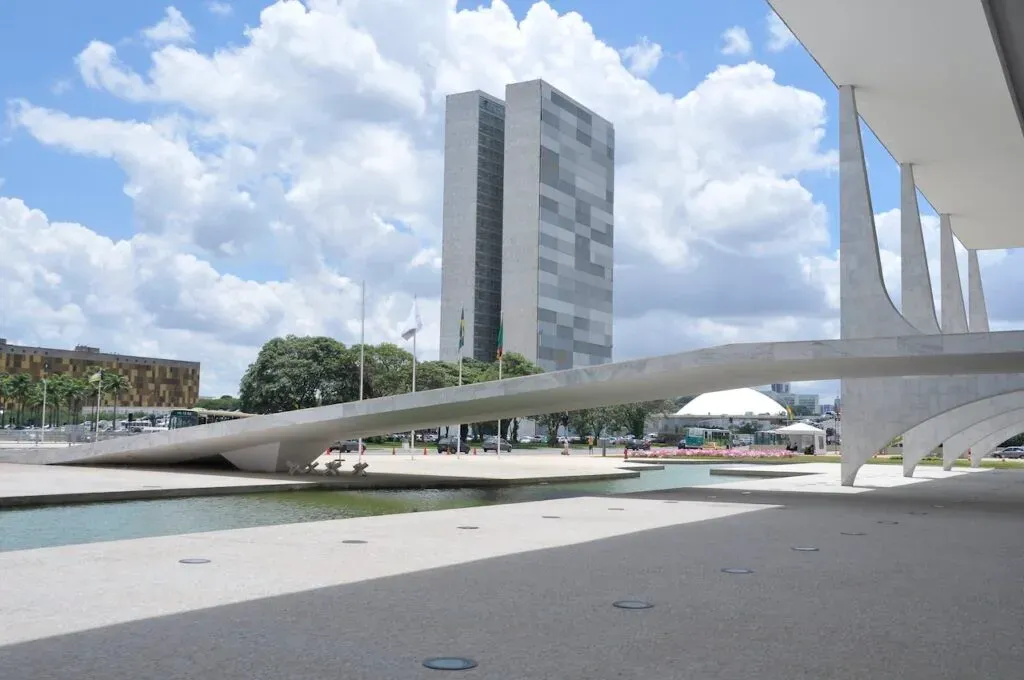 PLP 114/2026: Como um projeto de combustíveis virou um balcão de negócios e ataque ao DF