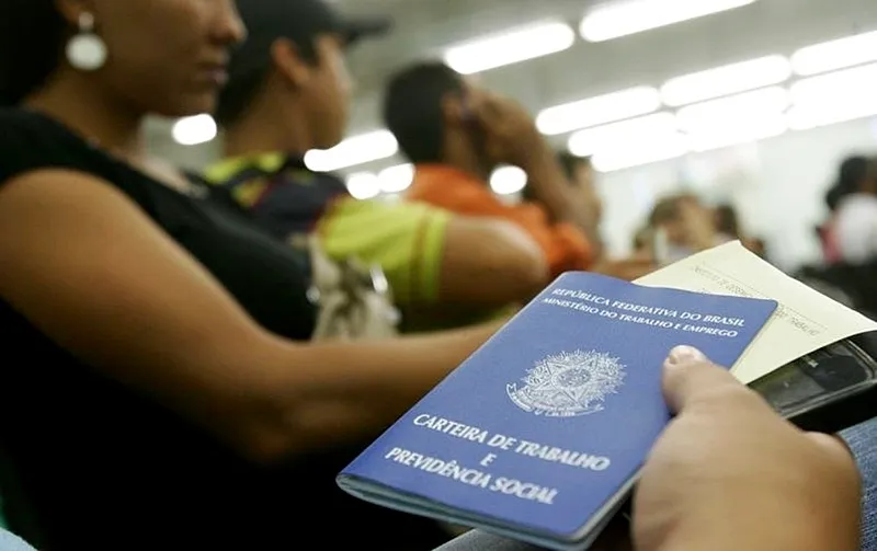 Por que o salário acaba e o mês continua e por que propor “menos direitos para ganhar mais” não é a saída
