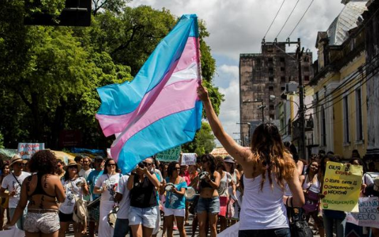 No mês do orgulho LGBTI, governo Lula engaveta programa que amplia serviços de saúde à população trans