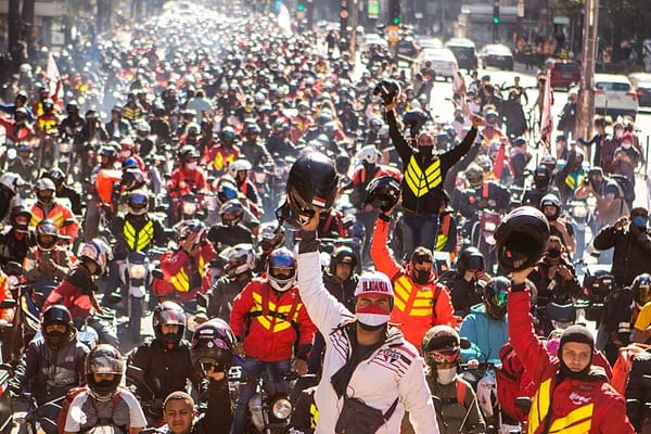 Entregadores de aplicativos realizam forte greve nacional por melhores condições de trabalho