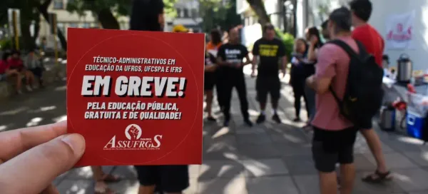 Greve dos técnico-administrativos: direção sindical freia a luta e blinda governos