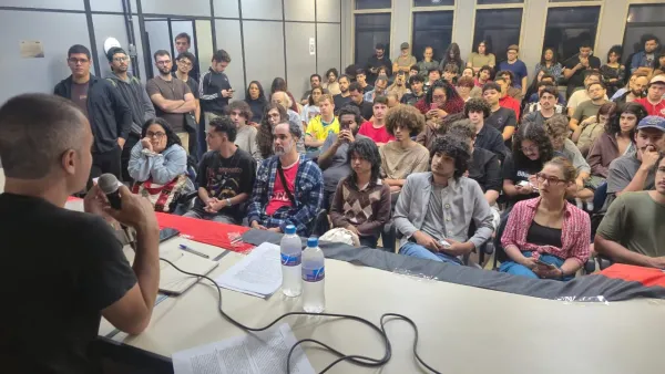 Em Niterói, Gustavo Machado reúne centenas de jovens para debater marxismo e revolução