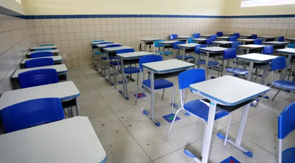 "Diante da exaustão e da violência, só nos resta, professores (as), a união e a luta!"