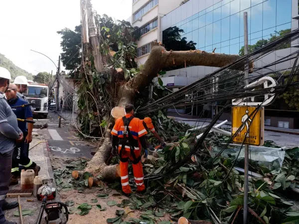 Vendaval deixa mortos, apagões e transporte paralisado no Rio de Janeiro