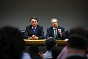 Bolsonaro quer tomar casa das famílias pobres para dar aos bancos