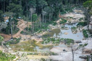 Bolsonaro usa guerra para defender mineração em terras indígenas
