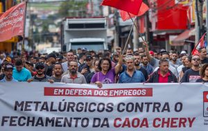 Jacareí (SP): Operários da Caoa Chery realizam acampamento em frente a fábrica em defesa dos empregos