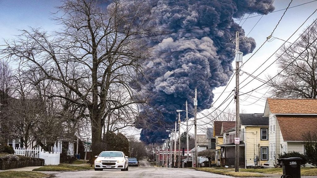 Descarrilamento em Ohio: “Contaminamos uma cidade para abrir uma ferrovia”