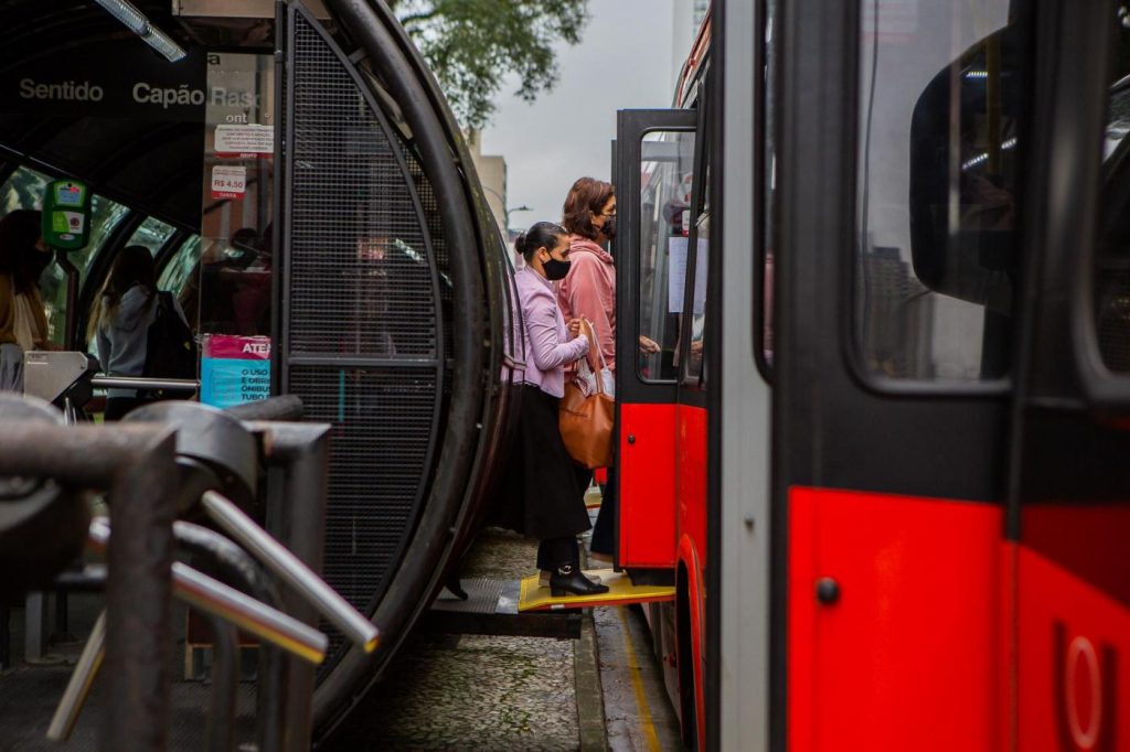 Curitiba: R$6,00 a passagem do busão! Tá certo isso?