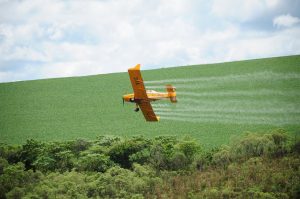 Veneno à mesa: Comprometido com o agro, governo liberou mais 100 agrotóxicos em 2023