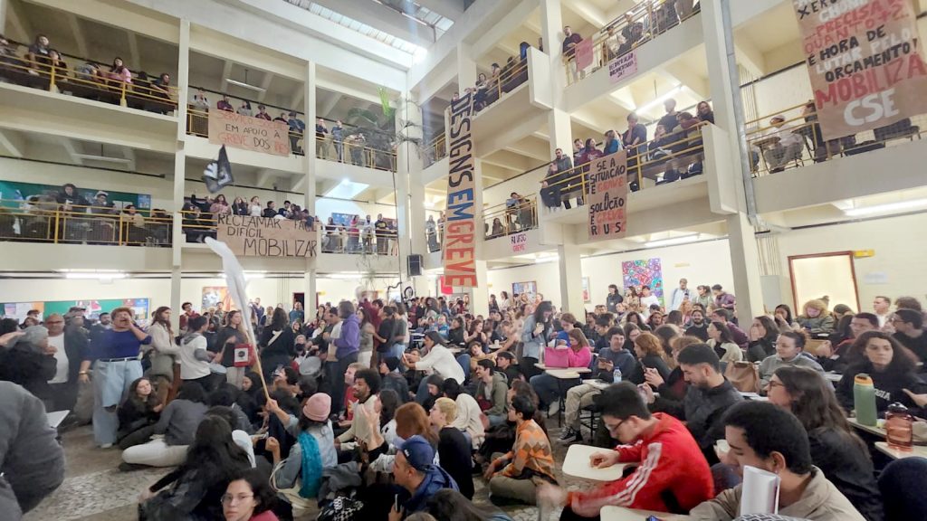 Greve da Educação Federal segue firme, enfrentando o governo e exigindo atendimento de suas reivindicações