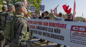 Em visita de Lula à Embraer, metalúrgicos fazem protesto
