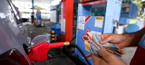 Petrobrás aumenta preços da gasolina e do gás de cozinha e “mercado” ainda acha que é pouco