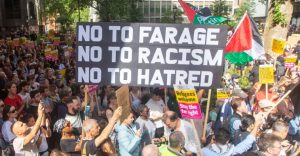 Milhares se manifestam em toda a Inglaterra para deter fascistas