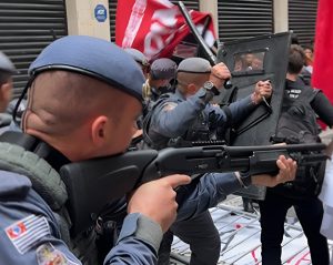 Com repressão a manifestantes, governo Tarcísio realiza segundo leilão de escolas de SP