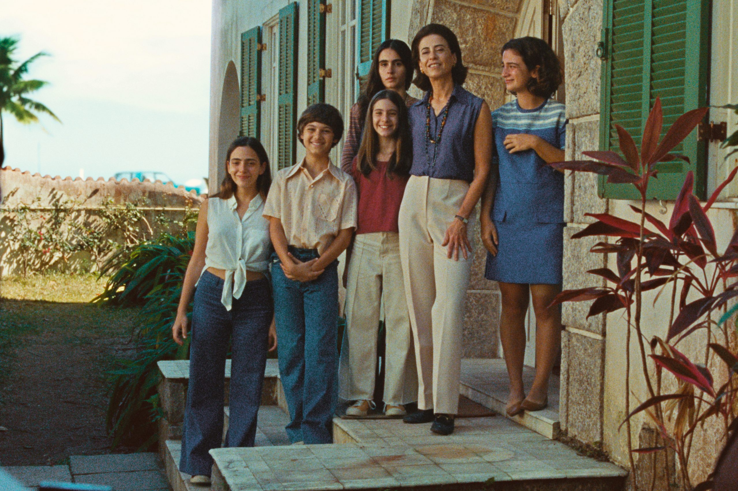 Cena do filme mostrando a família Paiva já sem a presença de Rubens