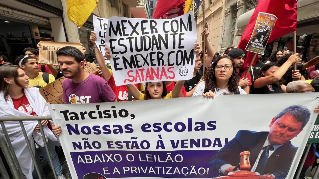 Governador Tarcísio de Freitas privatiza escolas e reprime manifestantes que lutam em defesa da Educação pública