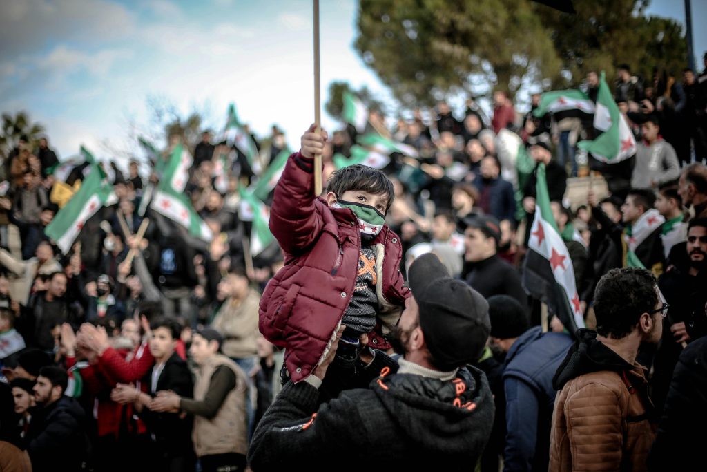 Revolução síria derruba ditadura após 13 anos de luta